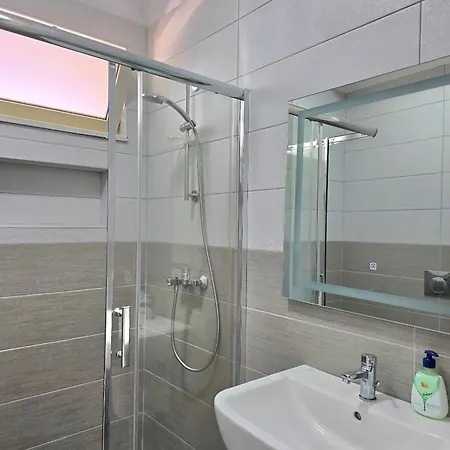 Apartment Sunny Penthouse 271 Plazhi San Pietro